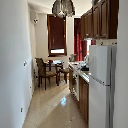голям с прекрасна гледка кьм морето Apartment Ravda